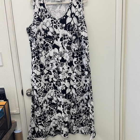 D & Co Black and White Floral Maxi Dress - Picture 1 of 4